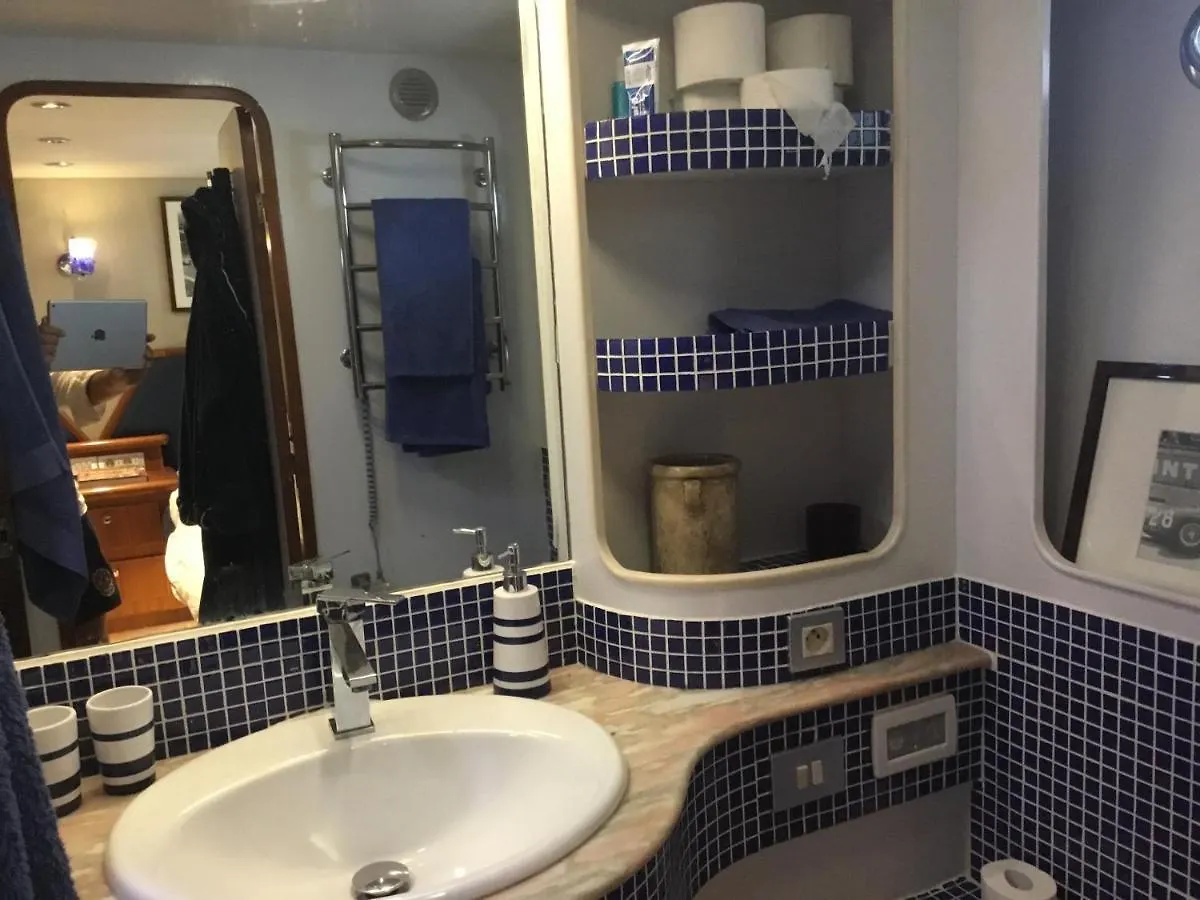 Homestay The Boathouse Apartment Malaga