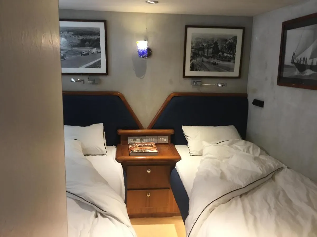 Homestay The Boathouse Apartment Malaga