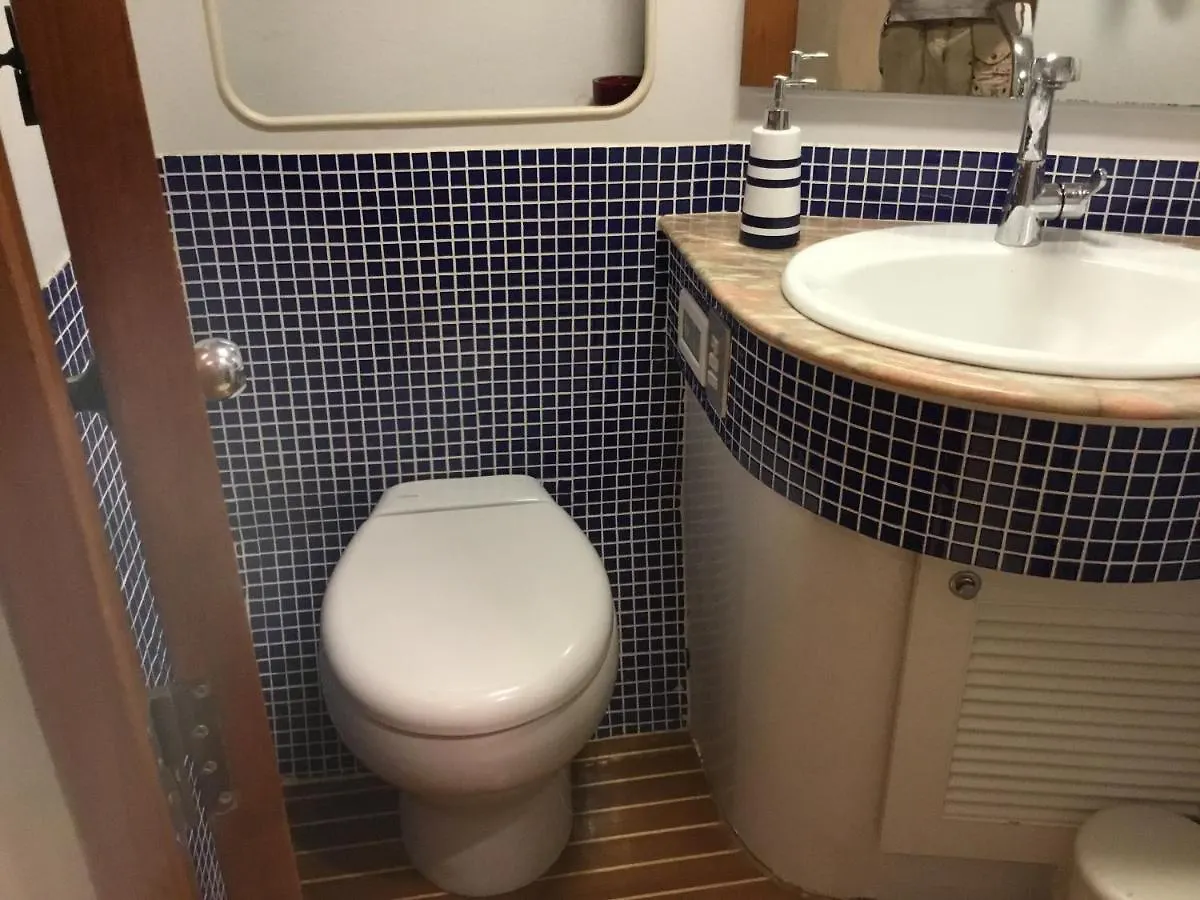 Homestay The Boathouse Apartment Malaga